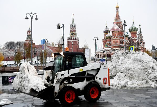 Снег в Москве 