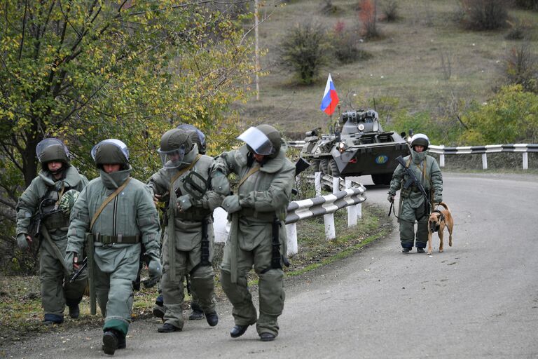 Специалисты противоминного центра Минобороны РФ во время выполнения задач в Карабахе