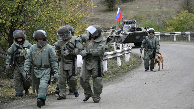 Специалисты противоминного центра Минобороны РФ во время выполнения задач в Карабахе