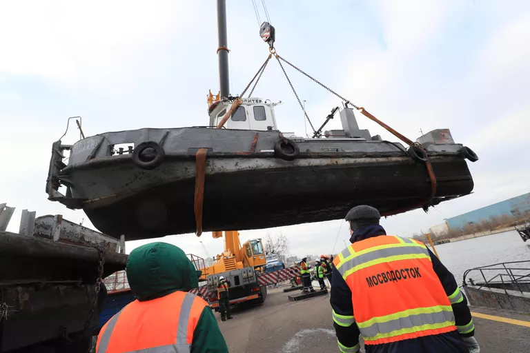 Выемка кораблей ГУП Мосводосток из воды