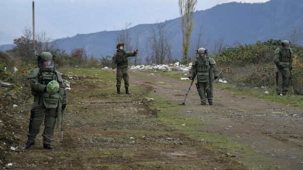 Специалисты противоминного центра Минобороны РФ во время выполнения задач по инженерной разведке, разминированию местности, дорог и объектов в Карабахе