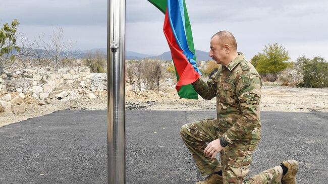 Президент Азербайджана Ильхам Алиев во время поднятия государственного флага Азербайджана в городе Агдам