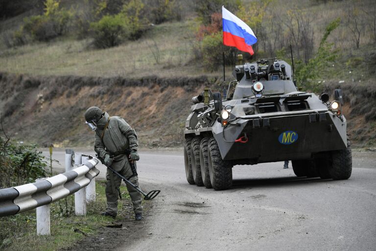 Специалист противоминного центра Минобороны РФ во время выполнения задач по инженерной разведке, разминированию местности, дорог и объектов в Карабахе