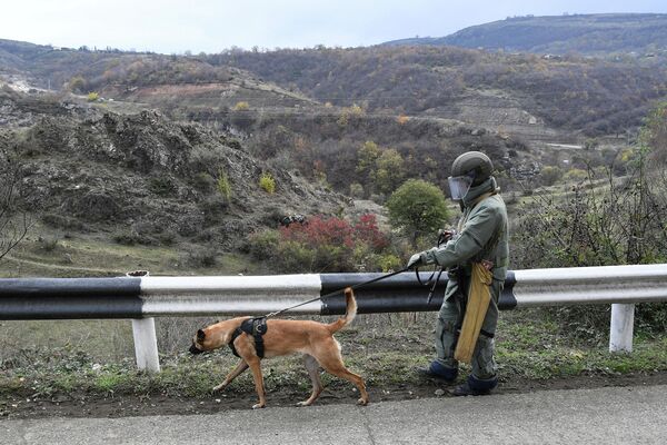 Специалист противоминного центра Минобороны РФ во время выполнения задач по инженерной разведке, разминированию местности, дорог и объектов в Карабахе