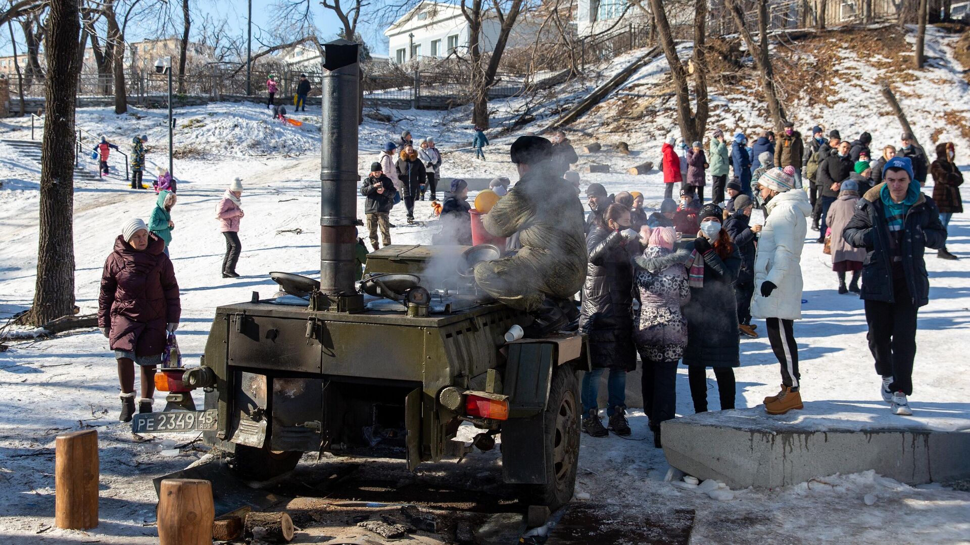 Местные жители стоят в очереди возле полевой кухни во Владивостоке - РИА Новости, 1920, 25.11.2020