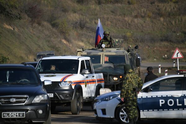 Российские миротворцы во время выполнения задач по инженерной разведке, разминированию местности, дорог и объектов в Карабахе