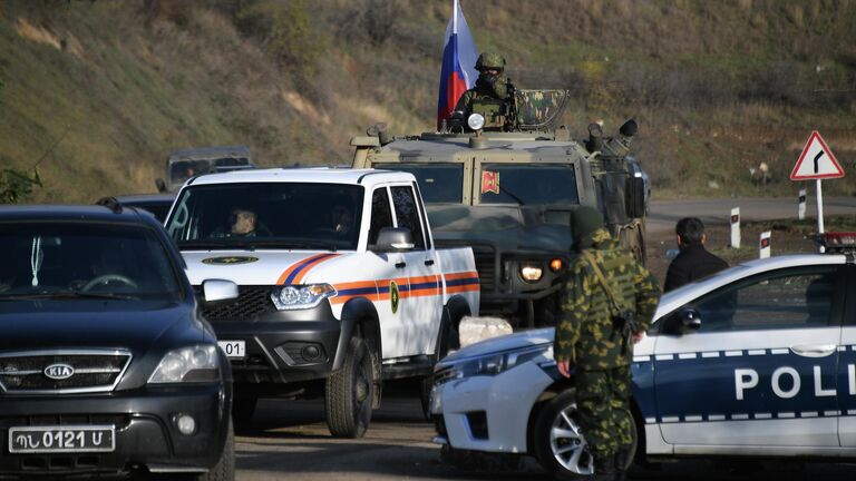 Российские миротворцы во время выполнения задач по инженерной разведке, разминированию местности, дорог и объектов в Карабахе