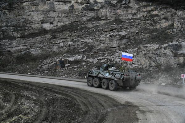 Военная техника российских миротворцев во время выполнения задач по инженерной разведке, разминированию местности, дорог и объектов в Карабахе