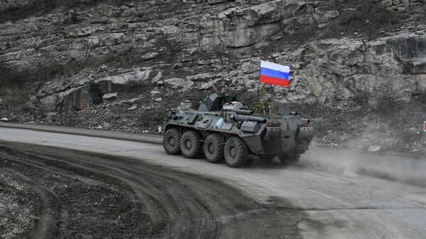 Военная техника российских миротворцев во время выполнения задач по инженерной разведке, разминированию местности, дорог и объектов в Карабахе