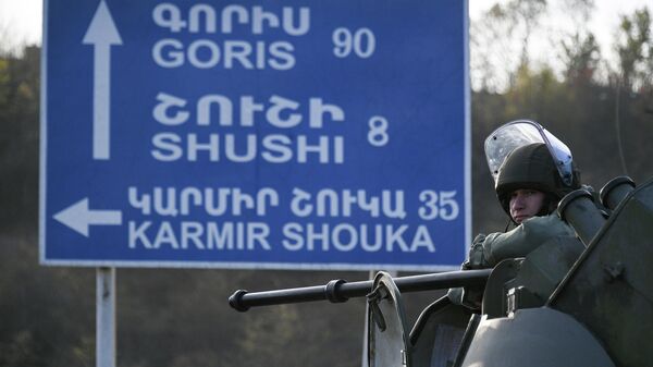 Российский миротворец во время выполнения задач по инженерной разведке, разминированию местности, дорог и объектов в Карабахе