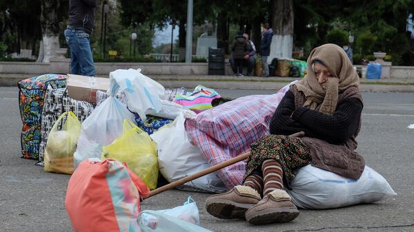 Беженцы из Нагорного Карабаха возвращаются в Степанакерт из Армении