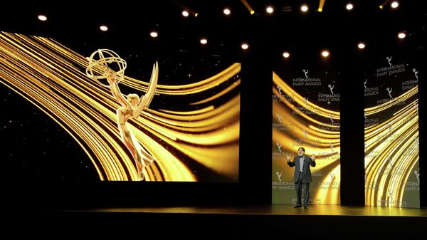 Актер Ричард Кайнд проводит 48-ю Международную церемонию вручения премии Эмми в Нью-Йорке