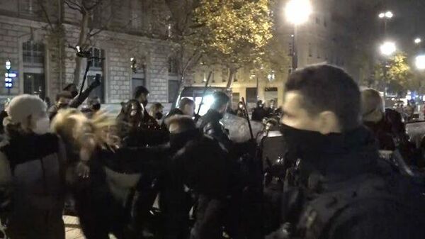 Полиция разогнала палаточный лагерь мигрантов в Париже
