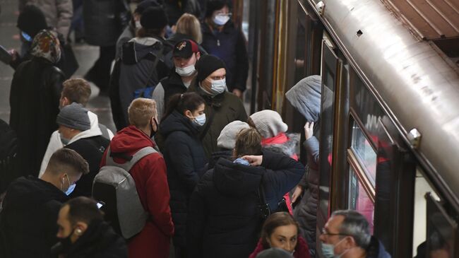 Пассажиры на одной из станций Московского метрополитена