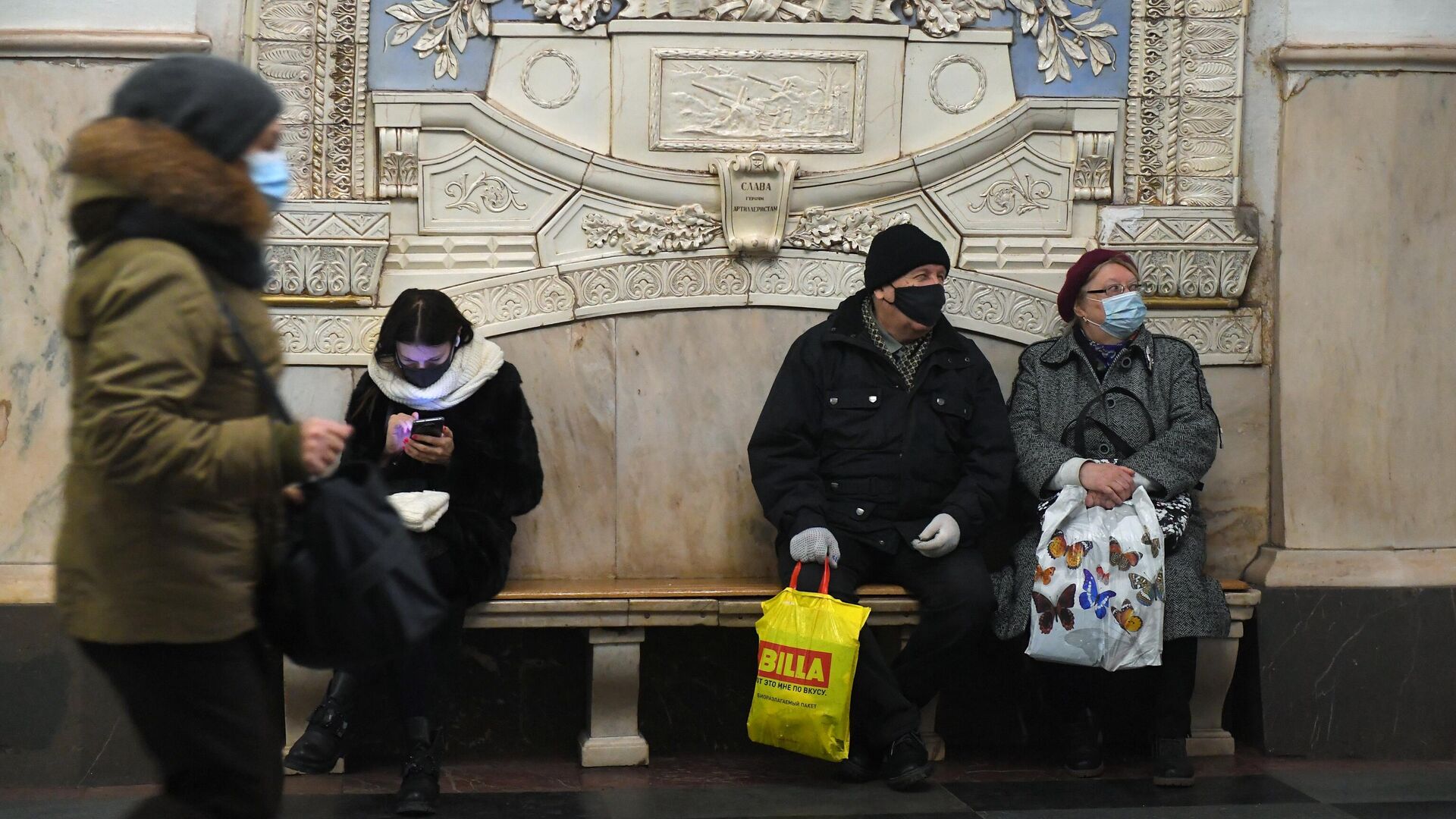 Пассажиры в защитных масках на станции метро Таганская Кольцевой линии в Москве - РИА Новости, 1920, 25.02.2021