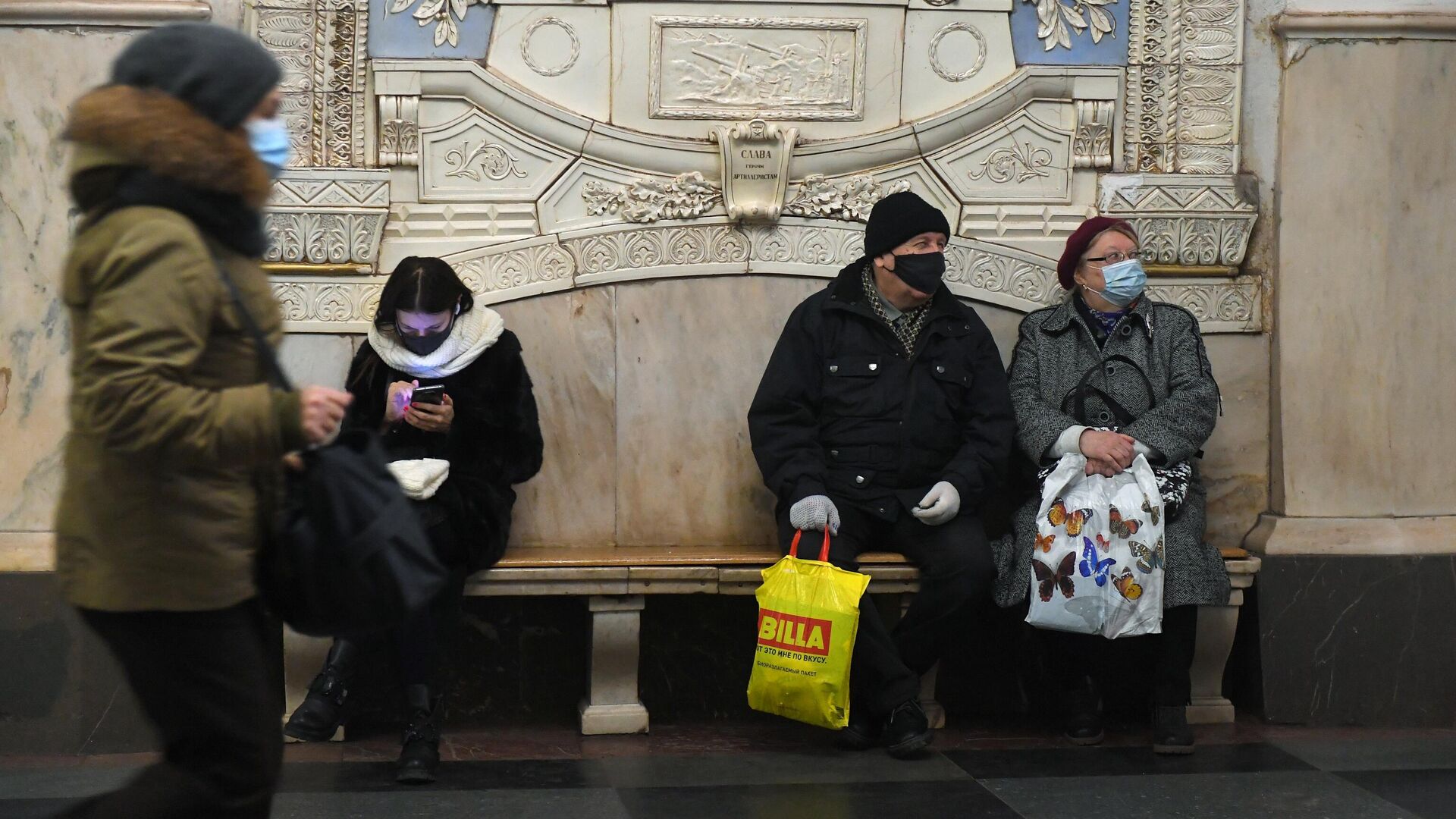Пассажиры в защитных масках на станции метро Таганская Кольцевой линии в Москве - РИА Новости, 1920, 25.02.2021