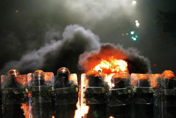 Полицейские во время акции протеста в Порту-Алегри, Бразилия