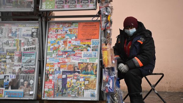 Продавщица газет и журналов на улице Москвы