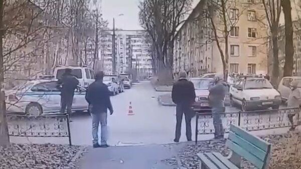 Кадры с места ЧП в Санкт-Петербурге, где мужчина захватил в заложники детей