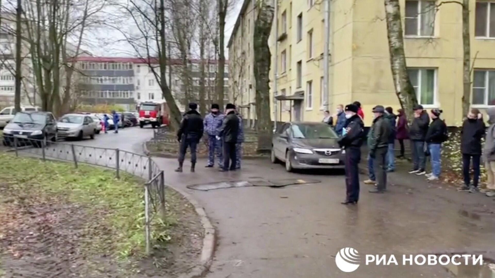 На месте захвата заложников в Колпино. Кадр видео - РИА Новости, 1920, 24.11.2020