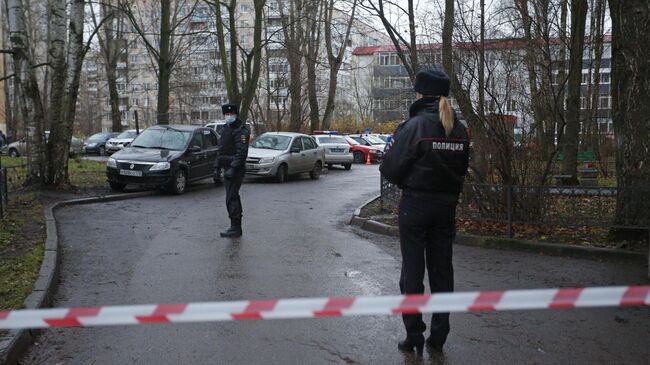 Мужчина захватил в заложники детей в квартире в пригороде Санкт-Петербурга