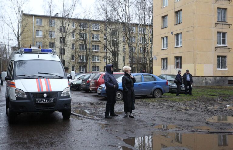 Автомобиль МЧС РФ у жилого дома в городе Колпино Ленинградской области, где мужчина держит в заложниках детей в квартире