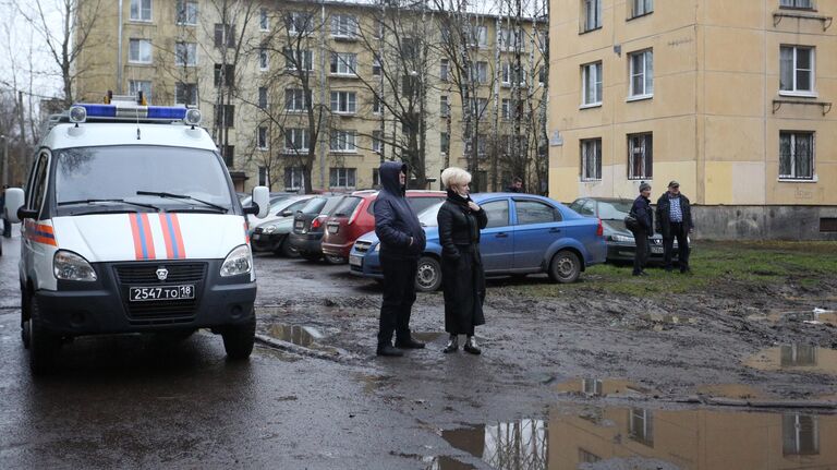 Автомобиль МЧС РФ у жилого дома в городе Колпино Ленинградской области, где мужчина держит в заложниках детей в квартире