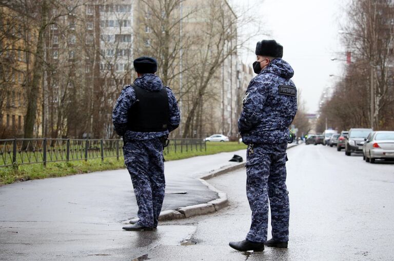 Сотрудники Росгвардии у жилого дома в городе Колпино Ленинградской области, где мужчина держит в заложниках детей в квартире