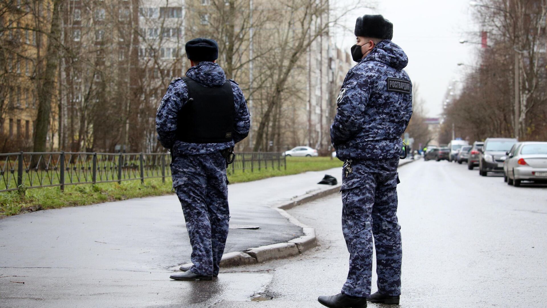 Сотрудники Росгвардии у жилого дома в городе Колпино Ленинградской области, где мужчина держит в заложниках детей в квартире - РИА Новости, 1920, 22.01.2021