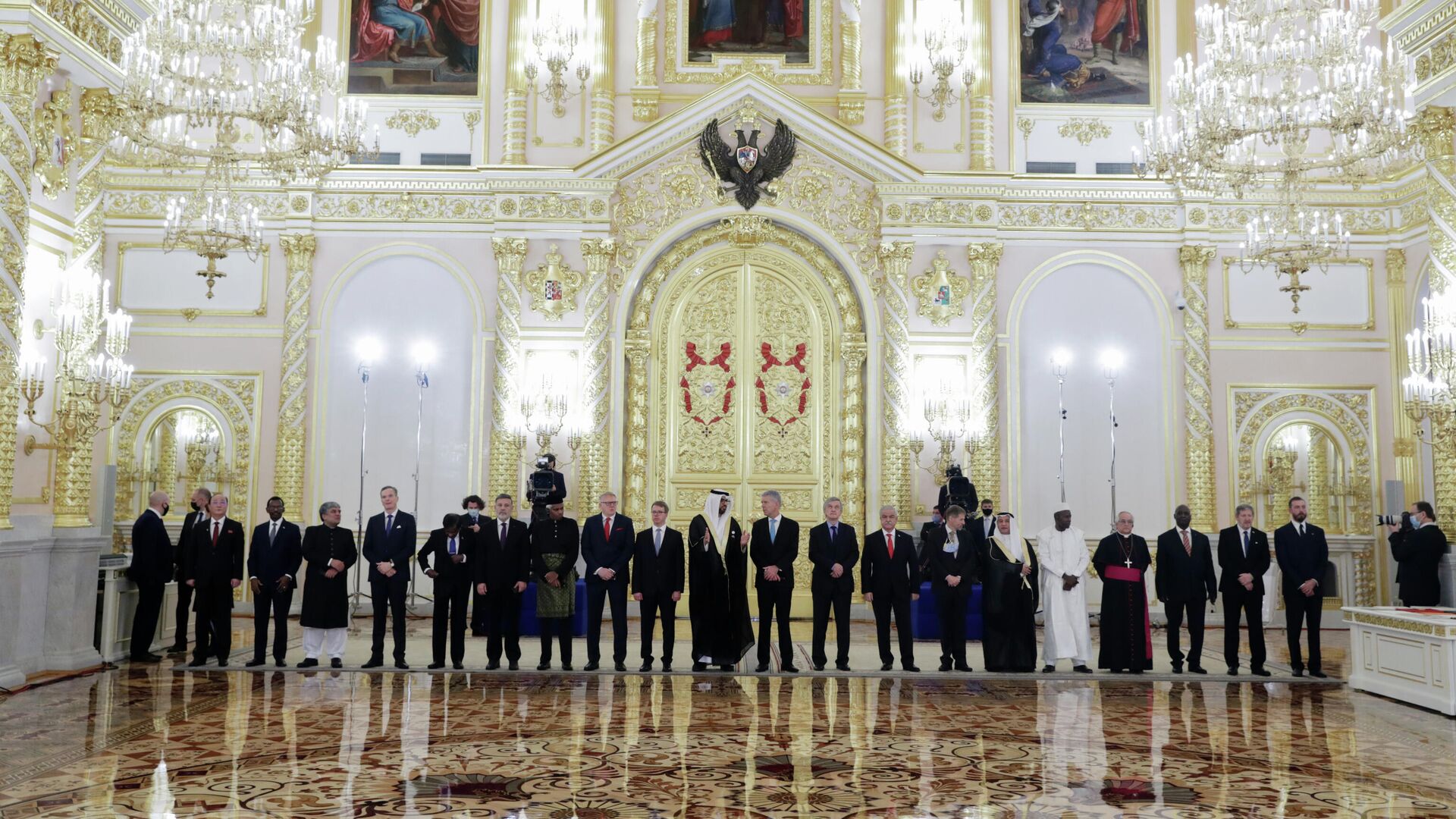 Чрезвычайные и полномочные послы 20 иностранных государств на церемонии вручения верительных грамот президенту РФ Владимиру Путину в Александровском зале Большого Кремлёвского дворца. 24 ноября 2020 Чрезвычайные и полномочные послы 20 иностранных государств на церемонии вручения верительных грамот президенту РФ Владимиру Путину в Александровском зале Большого Кремлёвского дворца. 24 ноября 2020 - РИА Новости, 1920, 24.11.2020