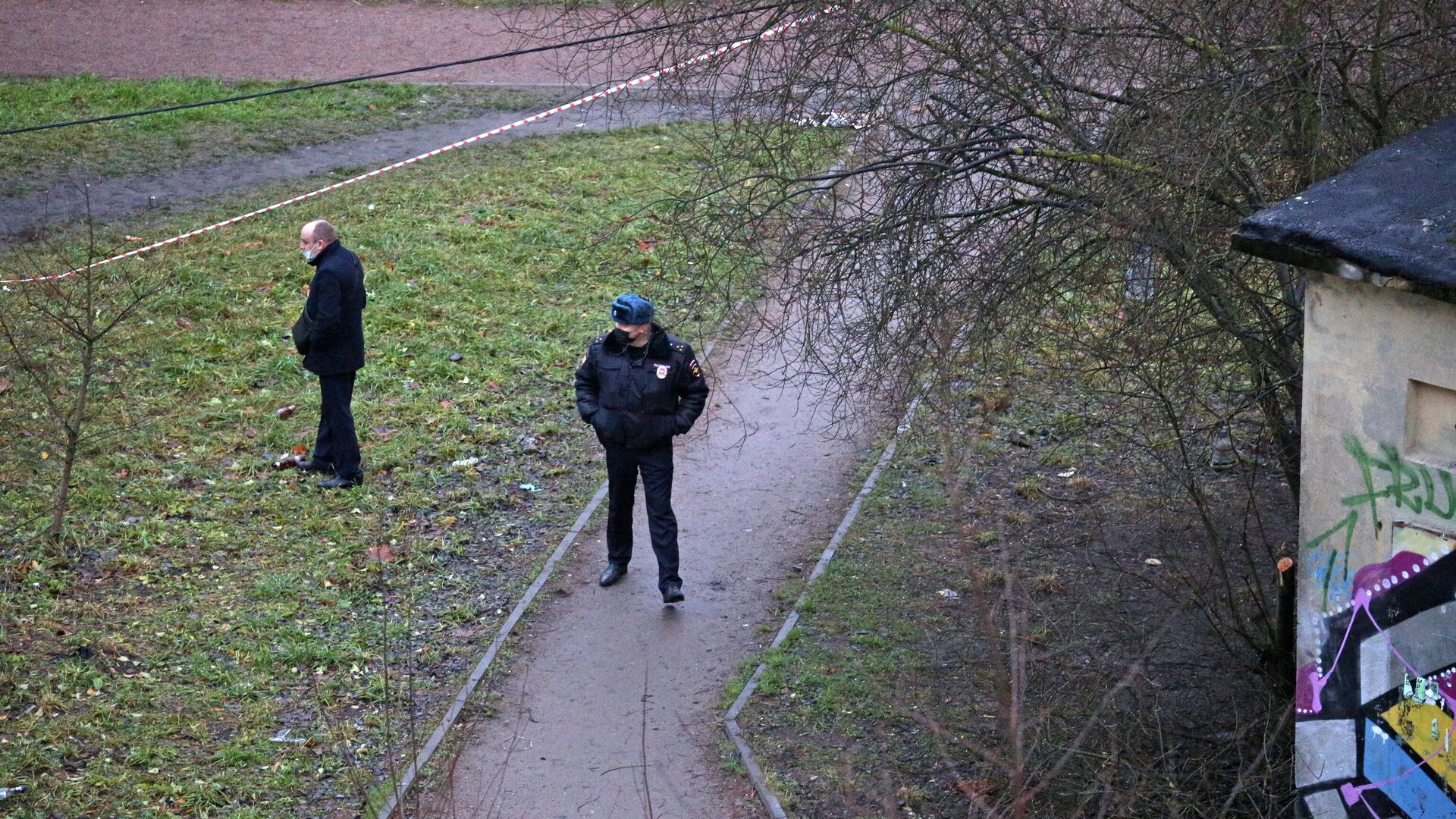 Сотрудник полиции у жилого дома в городе Колпино Ленинградской области, где мужчина держит в заложниках детей - РИА Новости, 1920, 24.11.2020