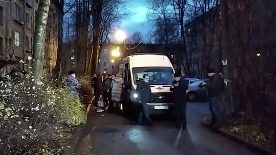 Автомобиль скорой помощи у жилого дома в Колпино, где мужчина удерживал детей в заложниках. Кадр видео - РИА Новости, 1920, 25.11.2020