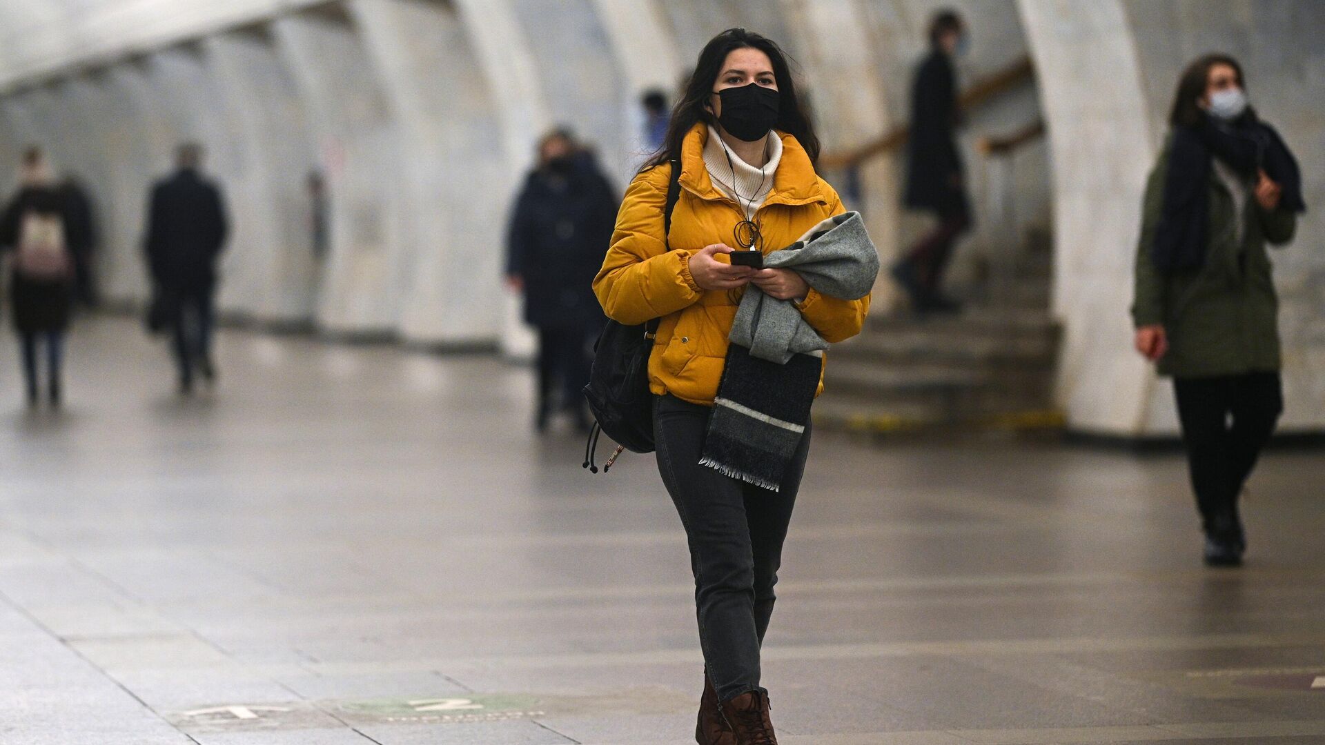Девушка в защитной маске на одной из станций Московского метрополитена - РИА Новости, 1920, 19.02.2021