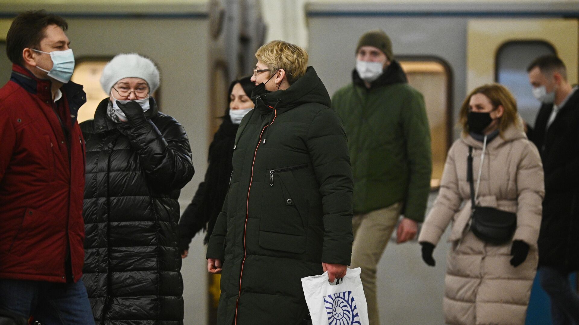 Пассажиры в защитных масках на одной из станций Московского метрополитена - РИА Новости, 1920, 24.11.2020