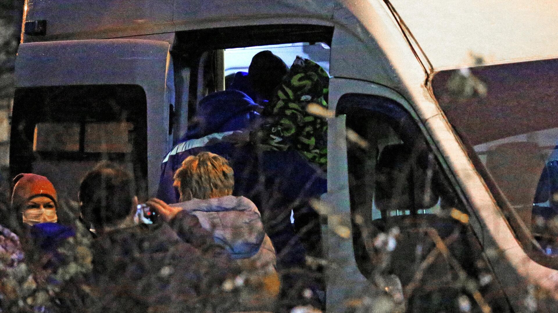 Сотрудник скорой помощи заносит в автомобиль одного из шестерых детей, освобожденных после захвата в городе Колпино - РИА Новости, 1920, 24.11.2020