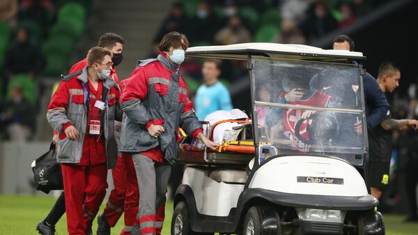 Игрок ФК Севилья Серхио Эскудеро получил травму в матче 4-го тура группового этапа Лиги чемпионов УЕФА сезона 2020/21 между ФК Краснодар (Россия, Краснодар) и ФК Севилья (Испания, Севилья).