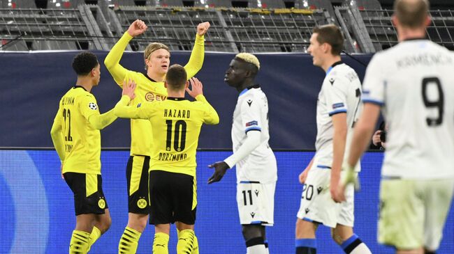 Soccer Football - Champions League - Group F - Borussia Dortmund v Club Brugge - Signal Iduna Park, Dortmund, Germany - November 24, 2020 Borussia Dortmund's Erling Braut Haaland celebrates scoring their third goal with teammates Pool via REUTERS/Ina Fassbender