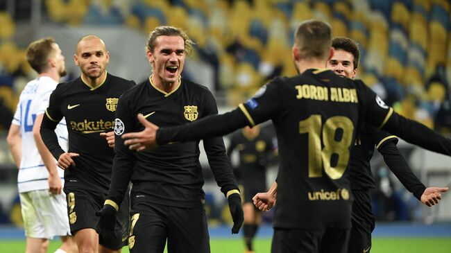 Barcelona's French midfielder Antoine Griezmann (C) celebrates with teammates after scoring his team's fourth goal during the UEFA Champions League group G football match between Dynamo Kiev and Barcelona at the Olympiyskiy stadium in Kiev on November 24, 2020. (Photo by Sergei SUPINSKY / AFP)