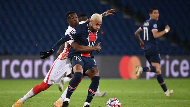 Paris Saint-Germain's Brazilian forward Neymar (R) vies for the ball with Leipzig's French defender Nordi Mukiele  during the UEFA Champions League Group H second-leg football match between Paris Saint-Germain (PSG) and RB Leipzig at the Parc des Princes stadium in Paris on November 24, 2020. (Photo by FRANCK FIFE / AFP)