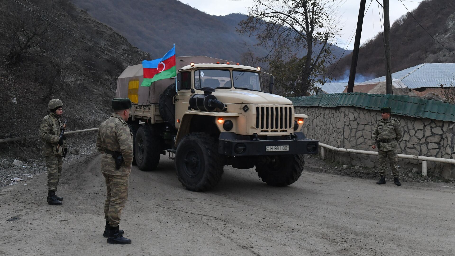 Колонна с азербайджанскими военными в Кельбаджарском районе у населенного пункта Тоганалы - РИА Новости, 1920, 05.12.2020