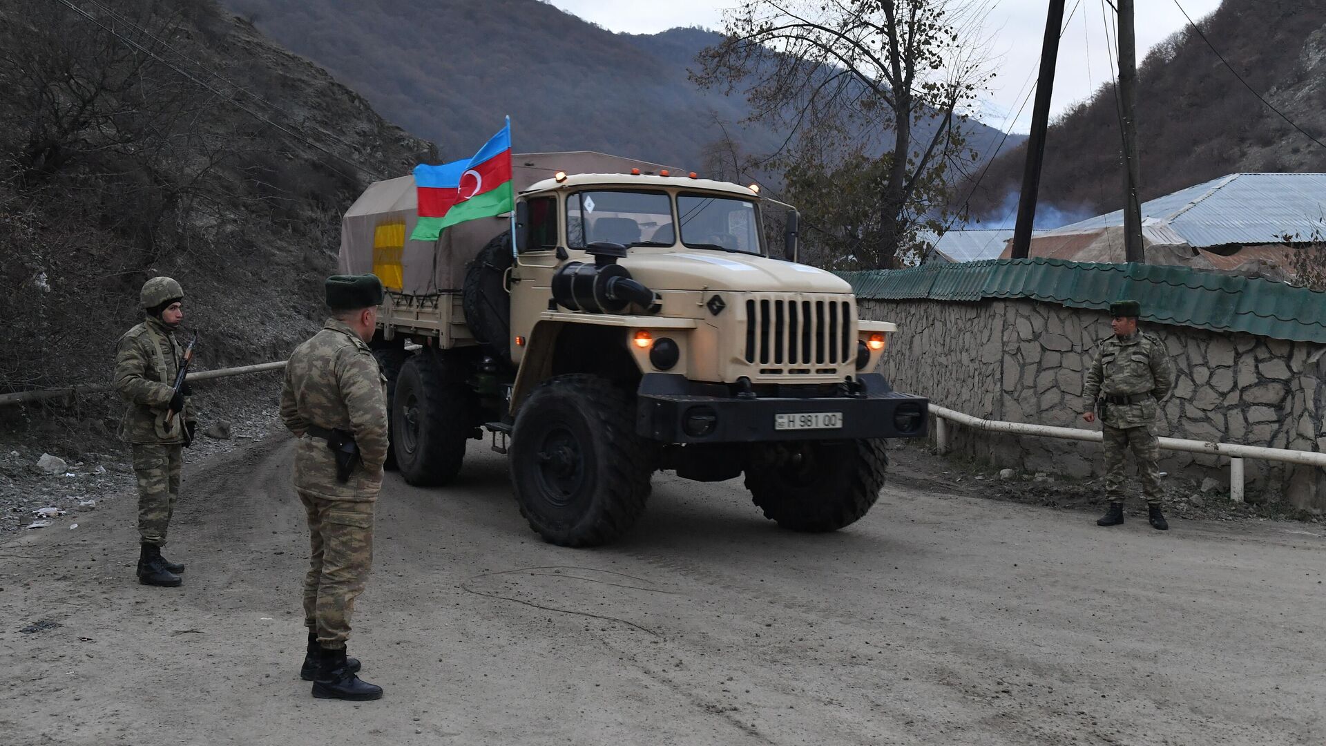 Колонна с азербайджанскими военными в Кельбаджарском районе у населенного пункта Тоганалы - РИА Новости, 1920, 05.12.2020