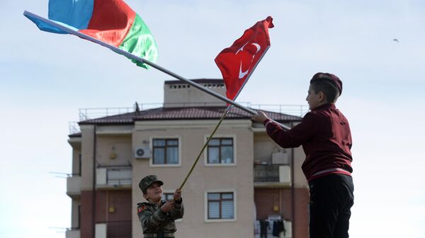 Дети города Гянджи радуются переходу Кельбаджарского района Азербайджану