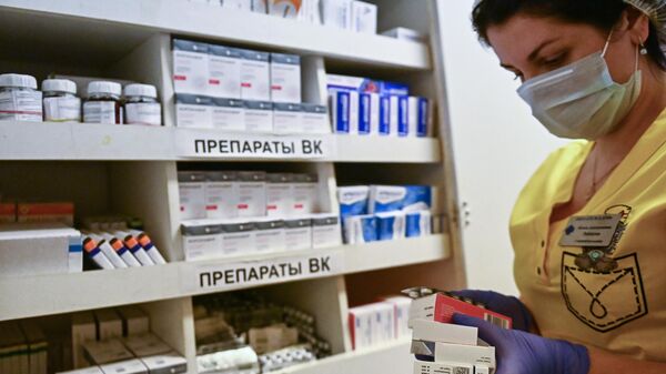 Медсестра собирает набор для лечения больных COVID-19 на дому в поликлинике №2 в Москве