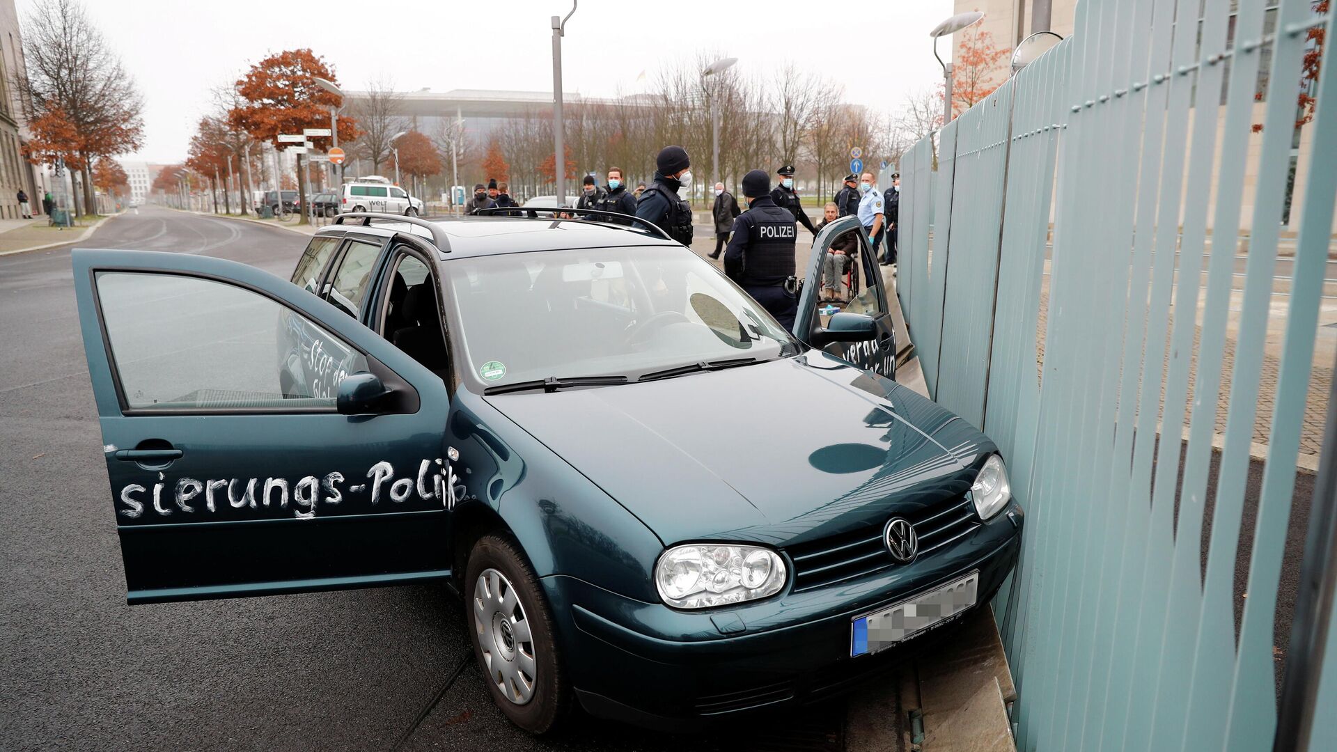 Автомобиль врезался в ворота офиса Ангелы Меркель в центре Берлина - РИА Новости, 1920, 25.11.2020