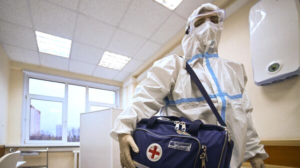 Фельдшер собирает сумку перед визитом к пациенту на дом в поликлинике №2 в Москве