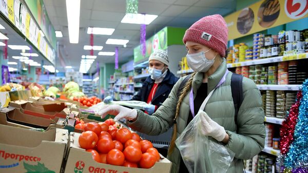 Волонтер Анастасия Кузнецова закупает продукты для пожилых людей в продуктовом магазине Москвы