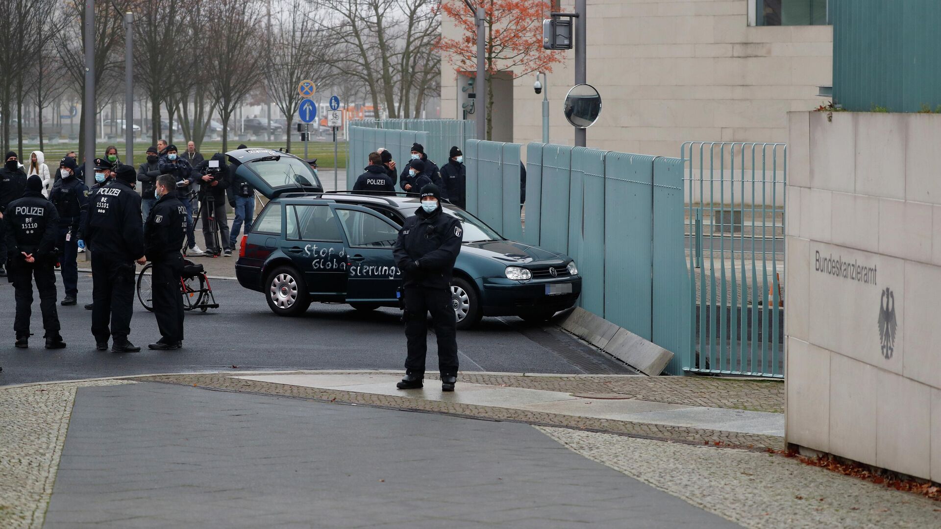 Автомобиль врезался в ворота офиса Ангелы Меркель в центре Берлина - РИА Новости, 1920, 25.11.2020