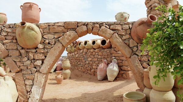 Керамические изделия в гончарной мастерской деревни Геллала на острове Джерба в Тунисе