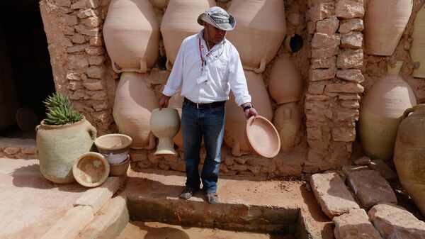 Керамические изделия в гончарной мастерской деревни Геллала на острове Джерба в Тунисе