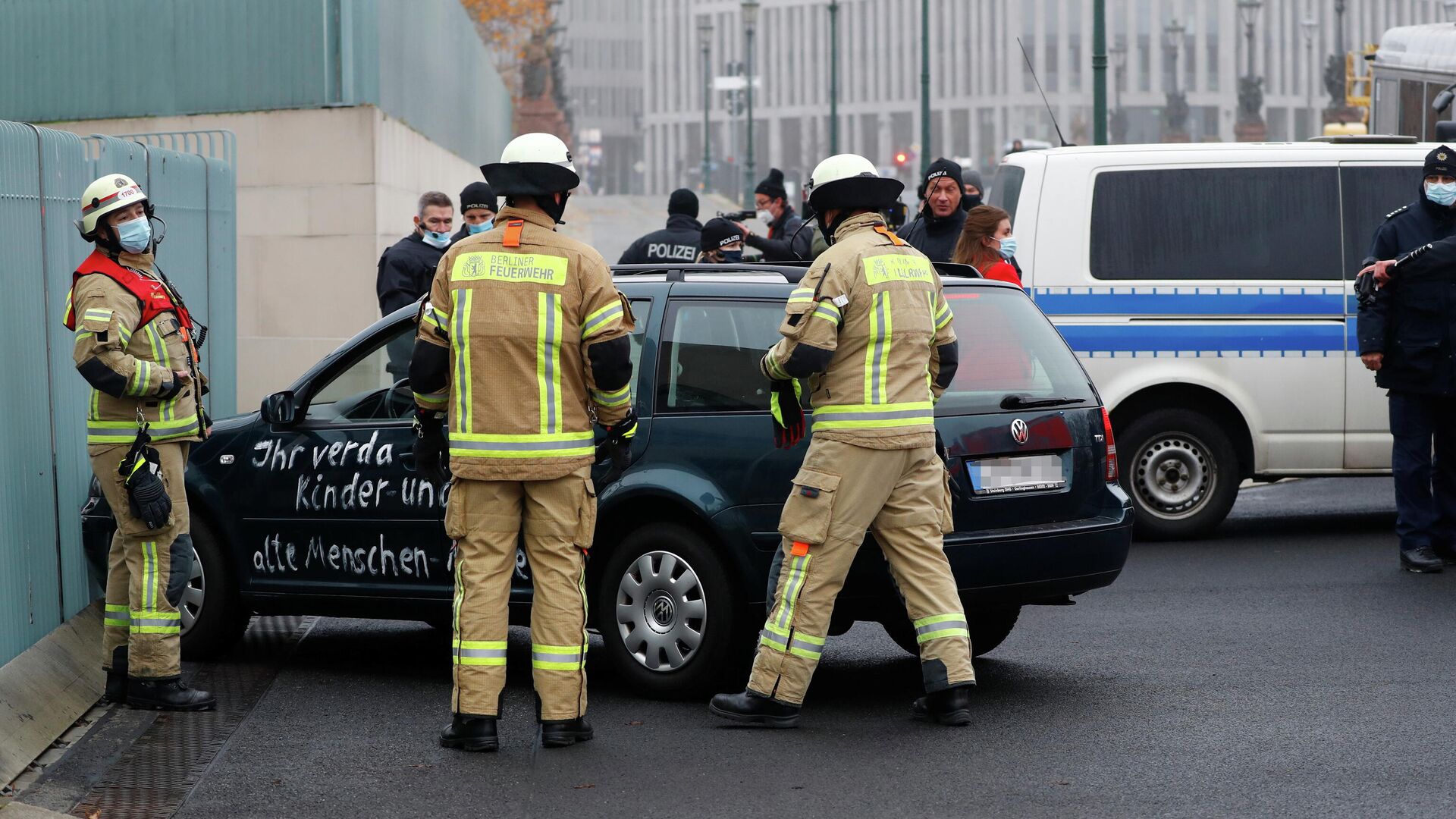 Автомобиль врезался в ворота офиса Ангелы Меркель в центре Берлина - РИА Новости, 1920, 25.11.2020